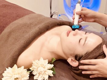 ブローチ 岡崎店(BROOCH)の写真/最高峰の毛穴ケア【ハイドラ毛穴洗浄】美白効果のある水素水と美容液使用でしっかり洗浄～引き締めまで◎