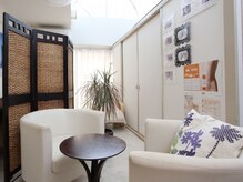 サロン ド ブランシュ(salon de blanshe)の雰囲気（明るく居心地の良い内観です♪）