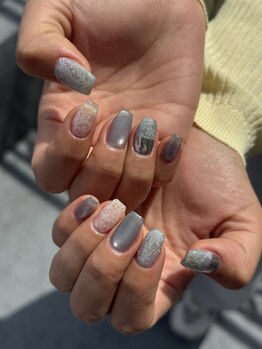 ナンバーシックス(No.6)の写真/短い爪も、デザイン次第でもっと可愛く
こなれ感のあるショートネイル