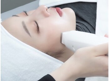 メルト 中目黒(Melt.)の写真/都内1台、開発顧問と機器メーカーの共同開発モデル。高出力サーマジェンを肌深部まで照射◇