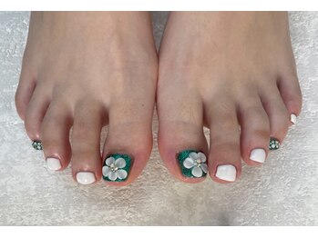 ３Dのお花が可愛いフットネイル