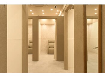 サロンビレッジ 中目黒店の写真/駅近☆贅沢な個室空間でリラックス◎マンツーマン施術が受けられるサロン【美容室フロアもあり】