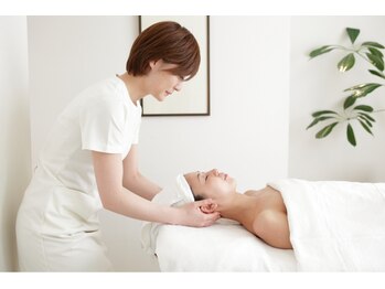 イーズ ミュゼ 梅田本店/首から背中のリンパマッサージ