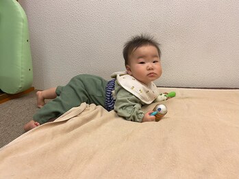 子育てママの整体サロン/施術中のお子様の様子