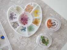 フォルトゥーナ 神田(Fortuna)/押し花パーツもカラフルに