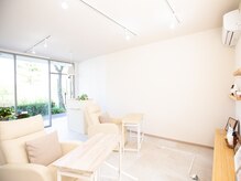 マニネイル 高の原店(mani nail)/白を基調とした落ち着く店内