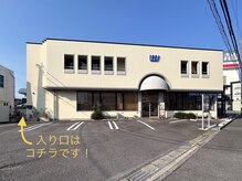 twist and coffeeの左側面の扉から入り、2階までお越しください