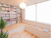 かわたに接骨院の雰囲気（あらゆる本を揃え、待ち時間も無駄にしない。子供連れてもOK！）