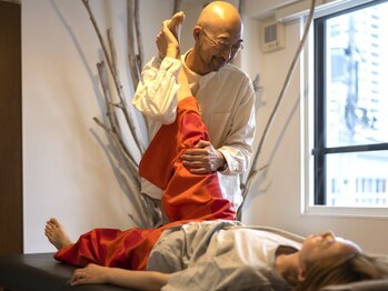 リザルト(Result)の写真/深層筋から骨格ラインまで整える整体。呼吸と動きが変わる。国内外24年の技術と静謐な空間で上質な整い。