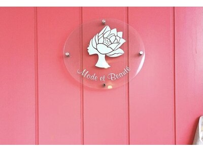美容室Luluwdyのブルー扉の横、ピンクの扉がサロンの入り口です