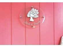 美容室Luluwdyのブルー扉の横、ピンクの扉がサロンの入り口です