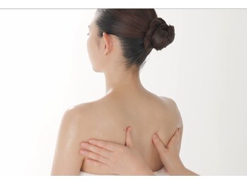 ソシエ エステティック 近鉄橿原店(SOCIE esthetic)の写真/たるみをケアし小顔印象に◎骨格、筋肉にアプローチし、肩周りから巡りを良くして理想のフェイスラインに！
