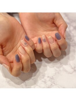 フィオーレ(fiore)/ハートのネモフィラネイル　薄葉