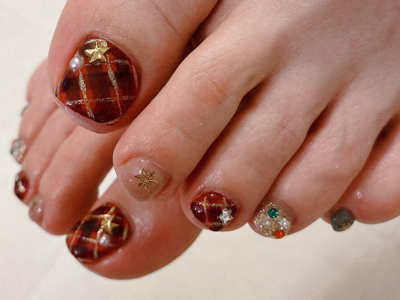 2025年-2026年冬トレンド】ゴージャス パーティー フットのネイル