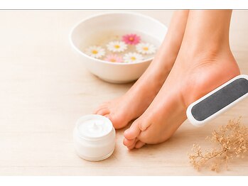 アグ ヘアー クイ 長潟 アイネイル(Agu hair kuih)の写真/硬くなってしまった足裏やかかとの角質を取り除きます！ツルツルのかかとを是非ご体験してみてください♪