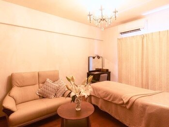 サロン ド シェ レステ(Salon de Chez reste)/エステルームへご案内致します。