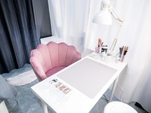 清潔感を大切にしたシンプルで落ち着いたネイル施術スペースです