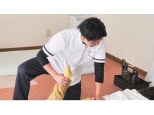 カイロプラクティック心絵の雰囲気（骨盤、背骨の歪みを整えます。）