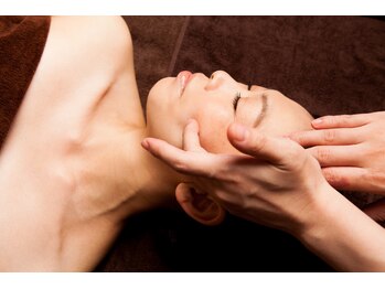 エボルブ 四条烏丸店(EVOLVE)の写真/小顔矯正でもコルギでもない!エイジングケアに特化したハンドテクニックで、50代60代の美肌をサポート!