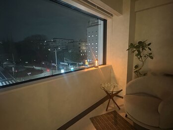 ザ アロマ スパ 青山(THE AROMA SPA AOYAMA)/夜になると雰囲気がガラリと変化