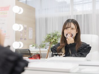 エクシアホワイトニング 調布店/4.歯の表面の水分をふき取る