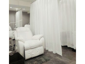 ミントラッシュ 渋谷道玄坂店/白を基調とした店内♪