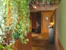 ナチュラヒルズ(Naturahills)の雰囲気（グリーンが綺麗な美容室の中を通るとお部屋があります♪）
