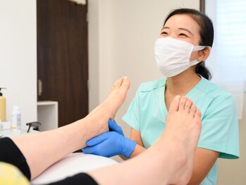 フットファースト 浜松天竜川店の写真/爪も、脚も、靴選びまで。足の悩みは「プロ」にお任せ！無料カウンセリングで原因不明の不安を解消◎