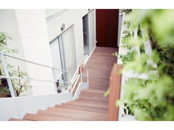 ジジ(jiji)/降りて奥の部屋がJIJIになります