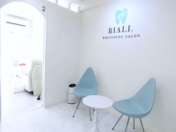 リアリ 宮崎(RIALI.)の写真/【できる男の身だしなみ】日常ケアでは難しい着色汚れにアプローチ★あなたの印象が変わります◎