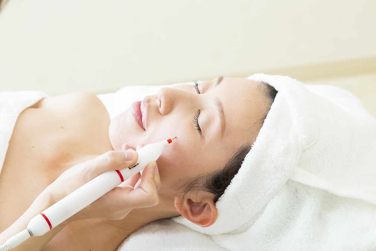 【大人気】　今までの常識をくつがえす！　感動のシミケア　６０分　 \3850