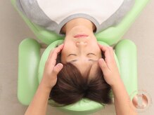 ヘッドマッサージ(ヘッドスパ)は頭だけではなく顔のほぐしも必要