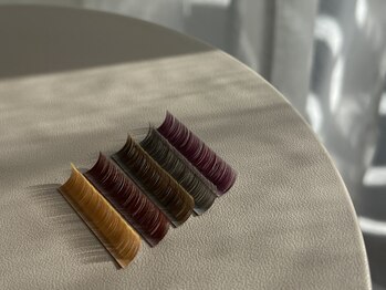 ミネス(me'ness)の写真/ナチュラルな抜け感を。ニュアンスカラーのエクステで透明感と華やかさを兼ね備えた印象的な目元に。