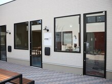 【外観】数店舗が入る美容モールのいちばん手前にあります。