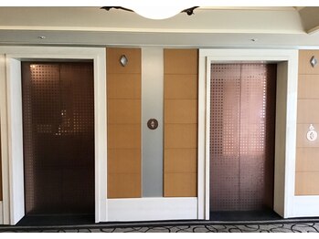 エムズワン 都ホテル店(M'S ONE)/地下駐車場から直通3階へ