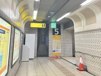 プラチナムドール 福岡大名店(PLATINUMDOLL)/5番出口の階段を上がります。