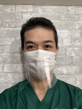 椎名亮 整体院/小顔ではマスクシールドを使用
