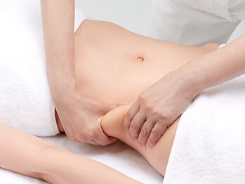 ソシエ エステティック 西武所沢店(SOCIE esthetic)の写真/ハミ肉に悩んでいる方必見!つかんで流すハンド技術で気になる脂肪を集中ケア★理想のボディラインへ。