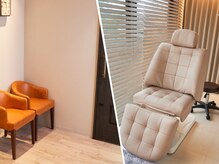 リワーズ アイラッシュ 成城学園前店(Rewards eyelash)の雰囲気（黒のドア、オレンジの待合イスが目印。個室空間で安らぐ施術を♪）