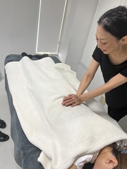 ココン(Cocon)の写真/肩/首/腰がお疲れの方に◎着衣の上から指、手根、肘などを使って足先から頭部までくまなく緩めていきます♪