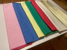 30色のドレープを当てて似合う色を見つけます。