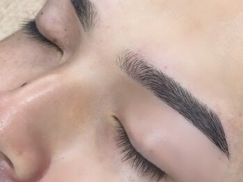 イチル(ichill)の写真/人気の眉毛スタイリングで流行の眉デザインに！眉を整えると印象がガラッと変わります！メンズ眉WAX4000円