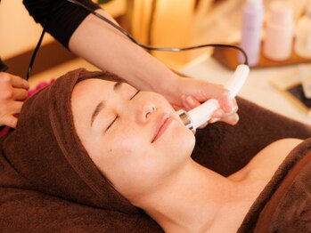 ロンロネオ(Ronroneo)の写真/頭蓋骨から引き上げる矯正テクニックで小顔矯正ではなし得ない「小顔」へ！骨格からアプローチ★