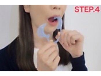 ホワイトニングサロン 四日市white/マウスオープナー装着