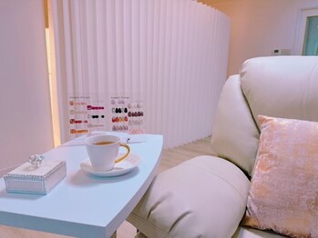 美人ネイル+ 品川高輪店/店内紹介:ゆったりソファー