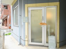 メリオリズムの雰囲気（お店の入口です。立川南通り沿いの建物一階にあります。）