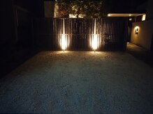 エミリアホワイトニング(EMIRIA WHITENING)/優しく灯る駐車場スペース