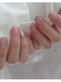 シロ(shiro)の写真/美フォルムに定評あり◎爪先をキレイに魅せる肌なじみカラー。艶感と透明感のある指先で、大人上品な手元へ
