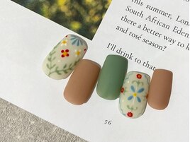チロリアンネイル　13200円