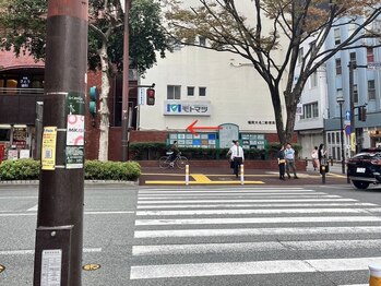 プラチナムドール 福岡大名店(PLATINUMDOLL)/横断歩道を渡って左折します。